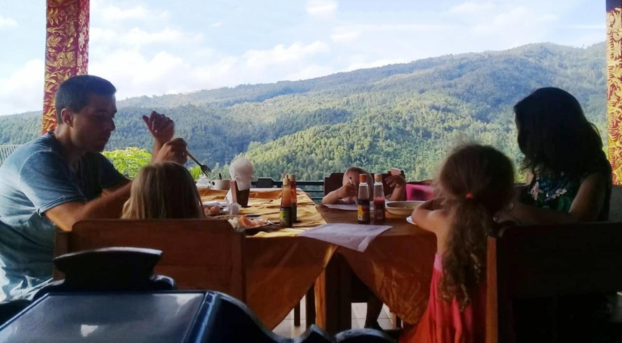 Aris Homestay And Warung Made มุนดุก ภายนอก รูปภาพ