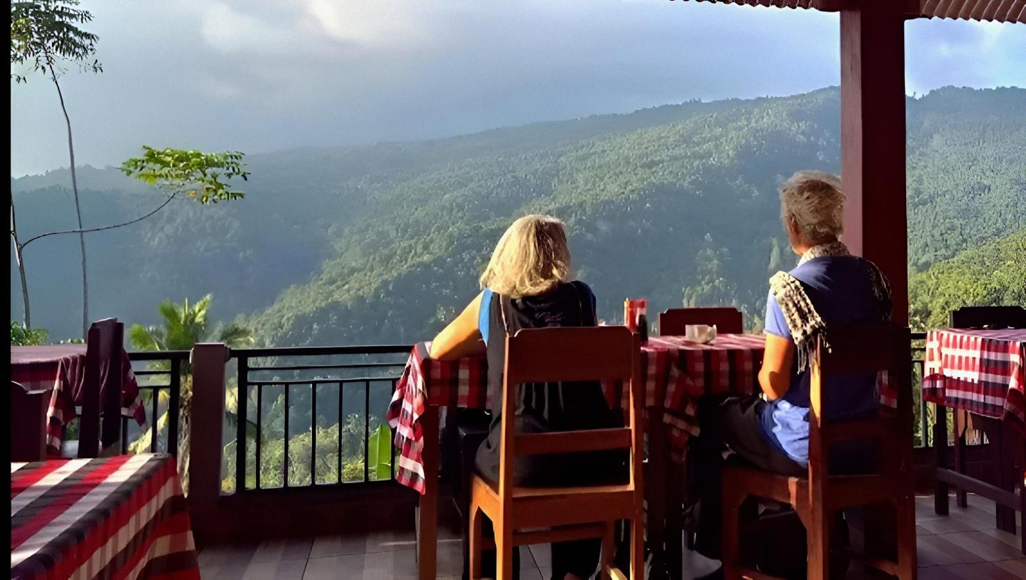 Aris Homestay And Warung Made มุนดุก ภายนอก รูปภาพ